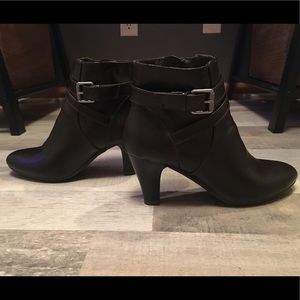 Women’s ankle booties